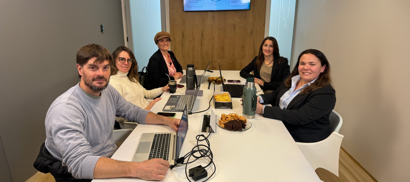 Foto del equipo de Spark in People en una reunión de trabajo